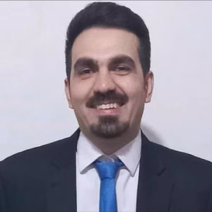 مهران رستمی بهترین وکیل اراک