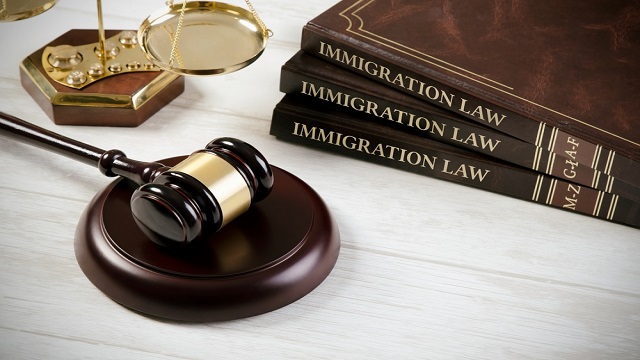 ضرورت مراجعه به یک وکیل برای مهاجرت به استرالیا یا کانادا 