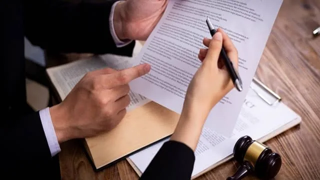 دلایل اهمیت مراجعه به بهترین وکیل علائم تجاری و برند