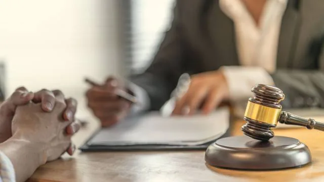 وظایف وکیل خانم در سعادت آباد