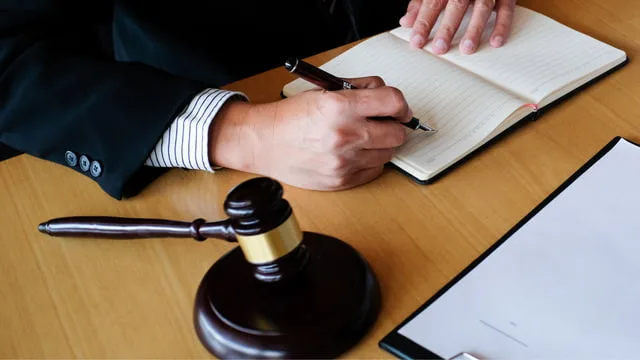 بهترین وکیل نازی آباد